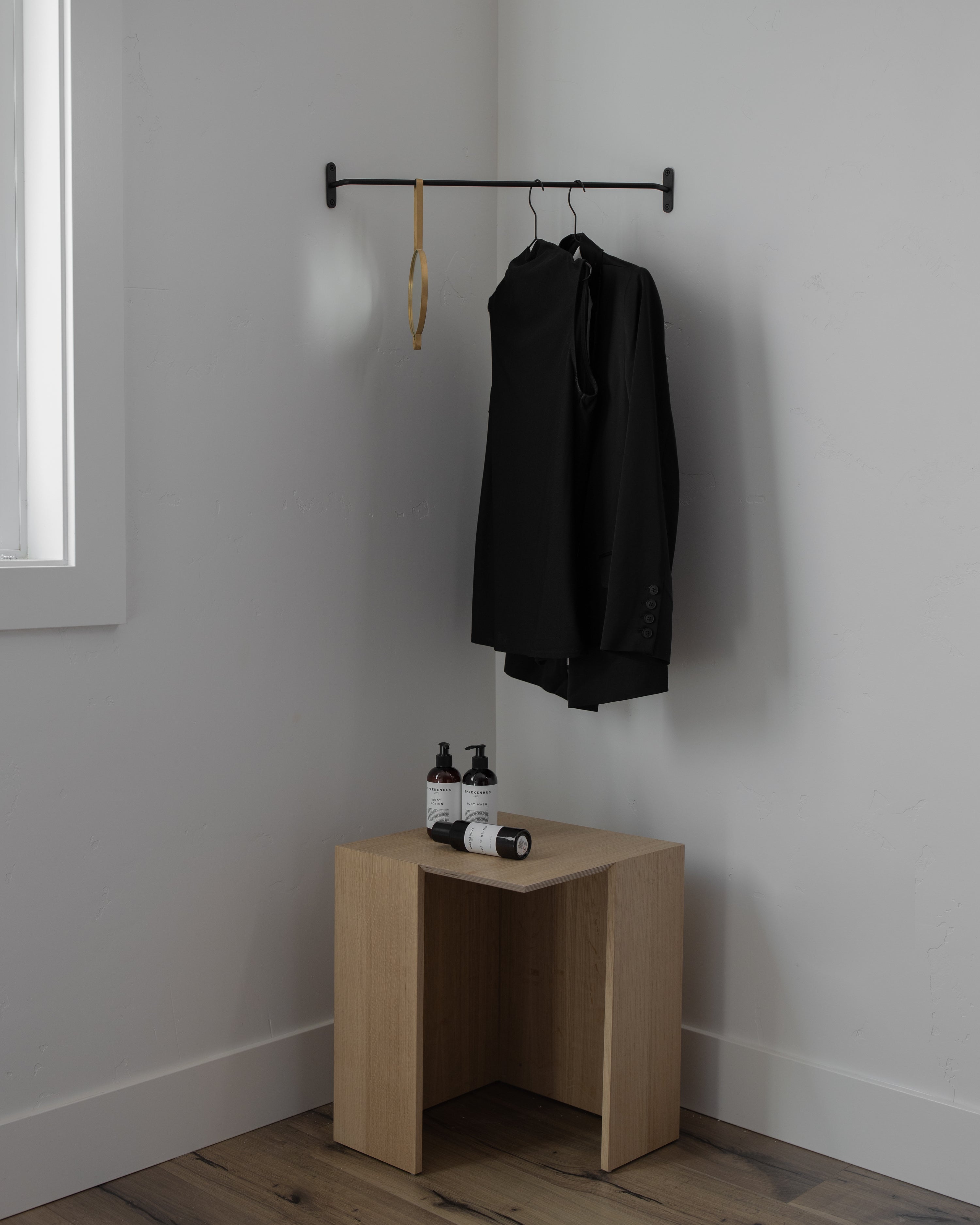 Corner clothing rack